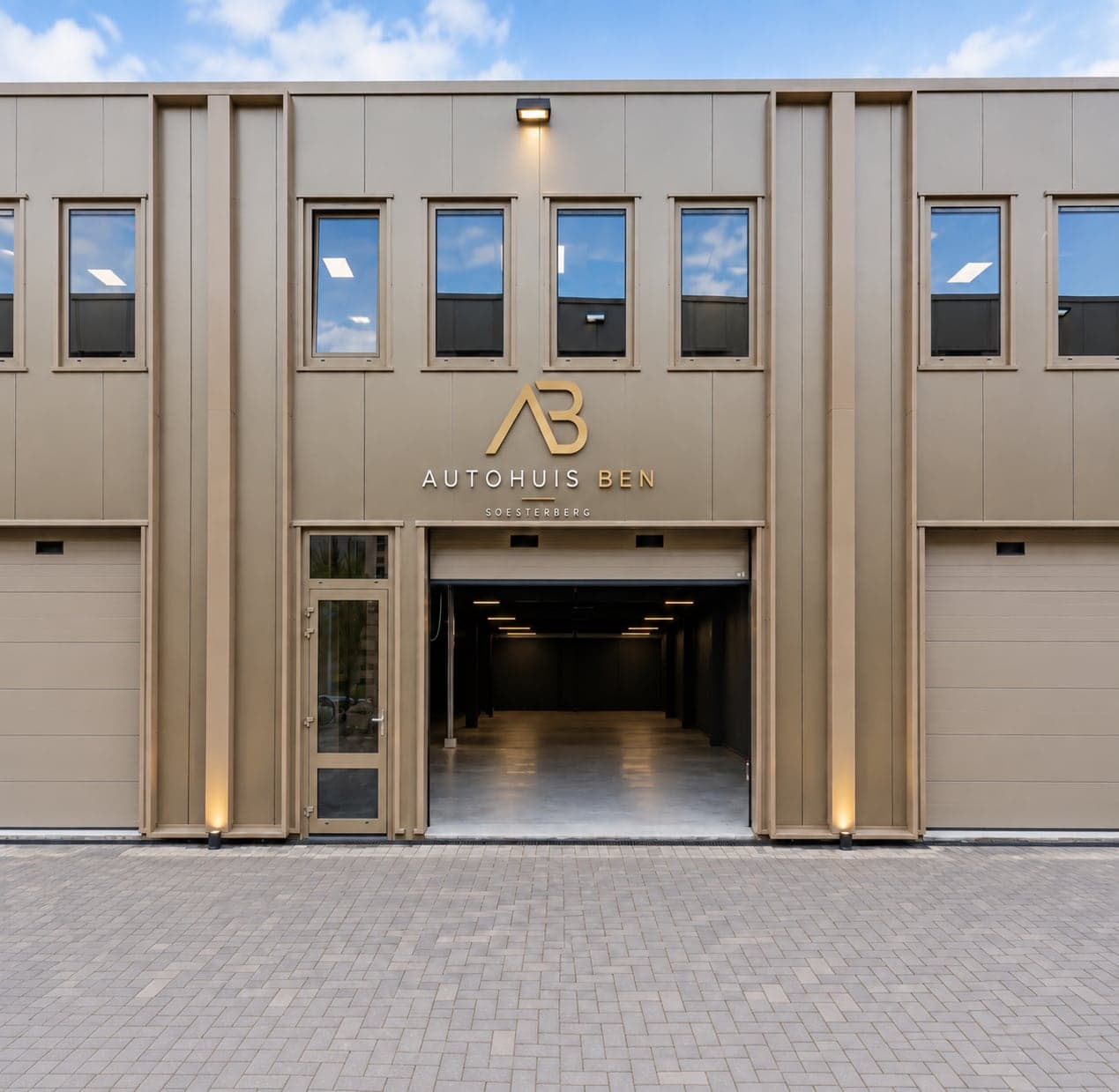 De gevel van Autohuis Ben aan de Amersfoortsestraat in Soesterberg