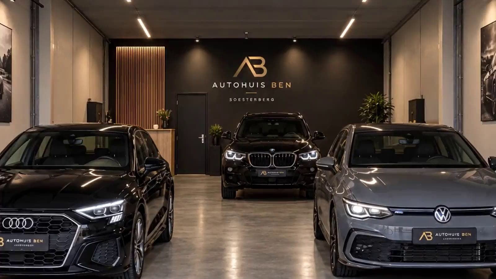 De showroom van Autohuis Ben in Soesterberg, met drie auto's onder de lichtlijnen